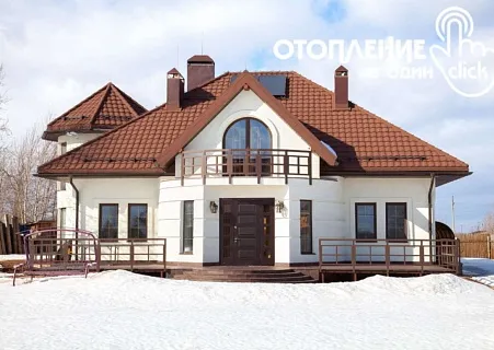 Вот в таком красивом кирпичном доме (S=500 м²) установлена система отопления из нержавеющей стали