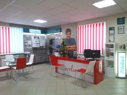 Приемная ТЕПЛОМАКС-55 слева стенд GIDRUSS-Vaillant