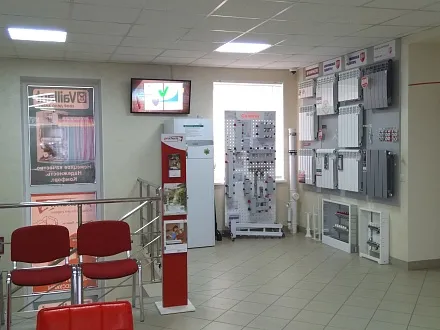 Напольная витрина GIDRUSS в офисе ТЕПЛОМАК-55