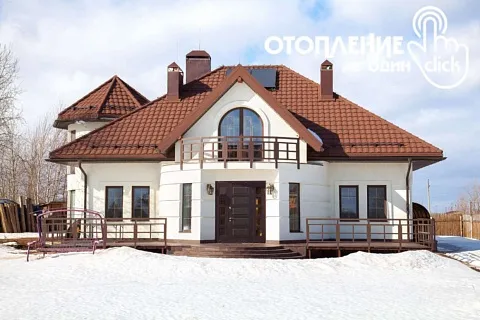 Вот в таком красивом кирпичном доме (S=500 м²) установлена система отопления из нержавеющей стали