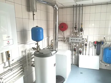 Газовый котел Ptotherm установлен в котельной кирпичного дома Челябинской области - общий вид