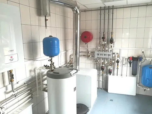 Газовый котел Ptotherm установлен в котельной кирпичного дома Челябинской области - общий вид