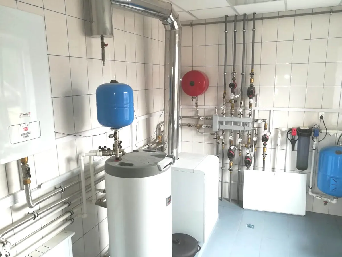 Газовый котел Ptotherm установлен в котельной кирпичного дома Челябинской области - общий вид